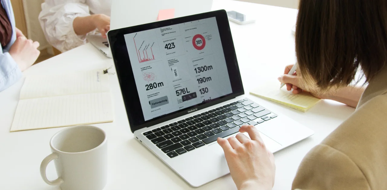 Marketer analyzing website traffic and backlink data on a laptop